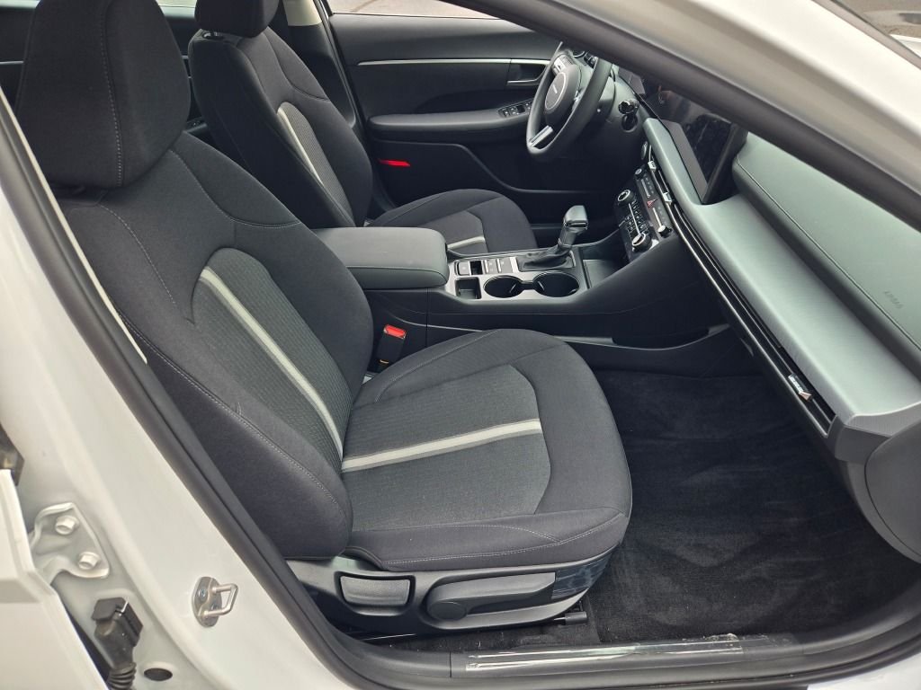Used 2026 White Hyundai SE image 5