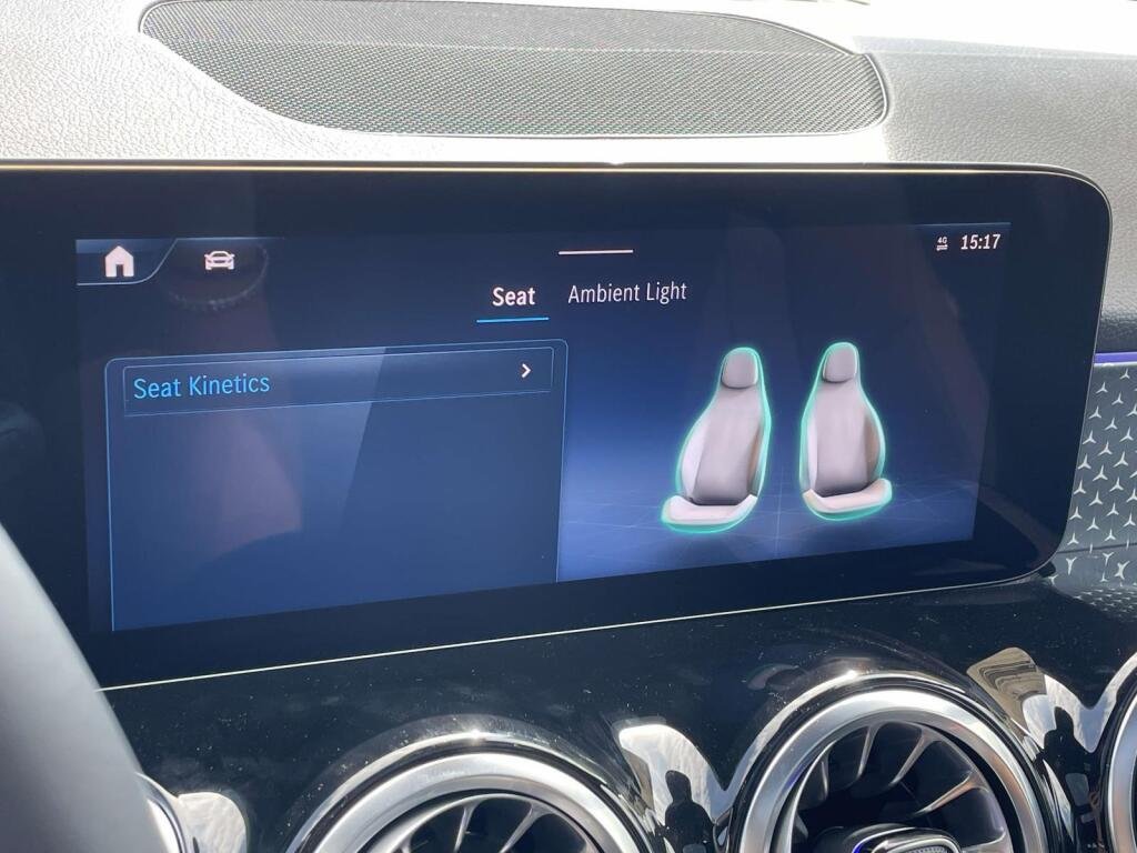 New 2026 Polar White Mercedes-Benz GLB 250 image 24