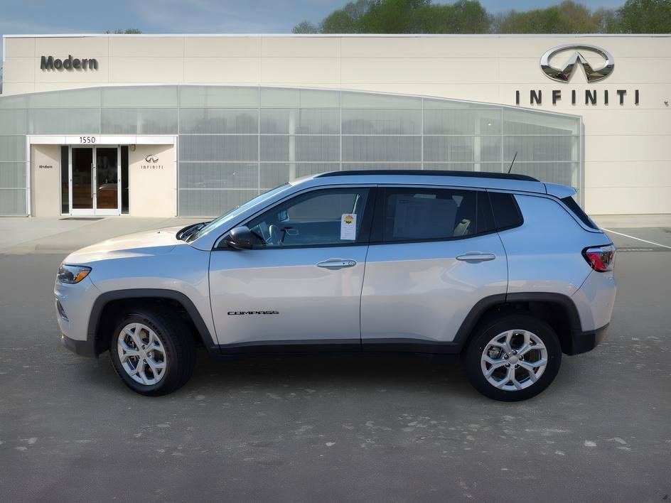 Used 2024 Silver Zynith Metallic Clearcoat Jeep Latitude image 6