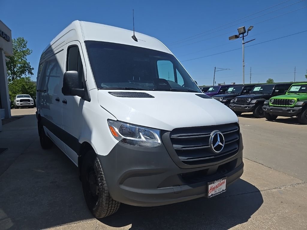 Used 2025  Mercedes-Benz Cargo 144 WB image 12