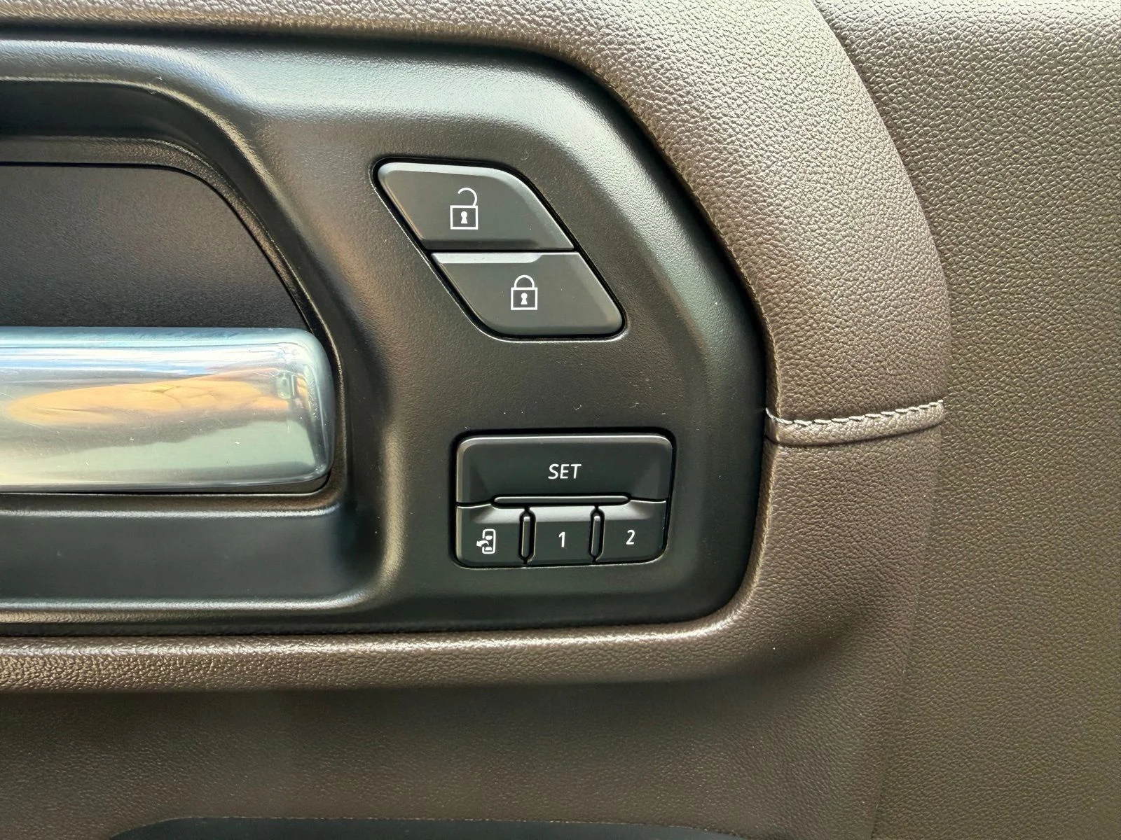 Used 2023 White GMC SLT image 16
