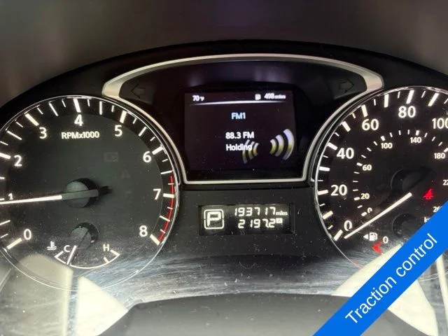 Used 2015 Cayenne Red Nissan 2.5 S image 9