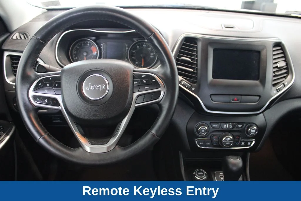 Used 2019 Bright White Clearcoat Jeep Latitude Plus image 7