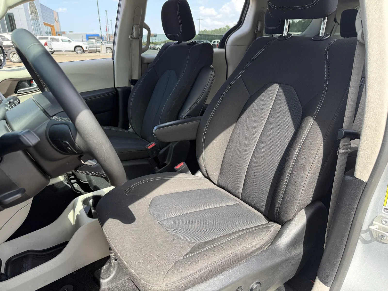 Used 2023 Silver Mist Clearcoat Chrysler LX image 14