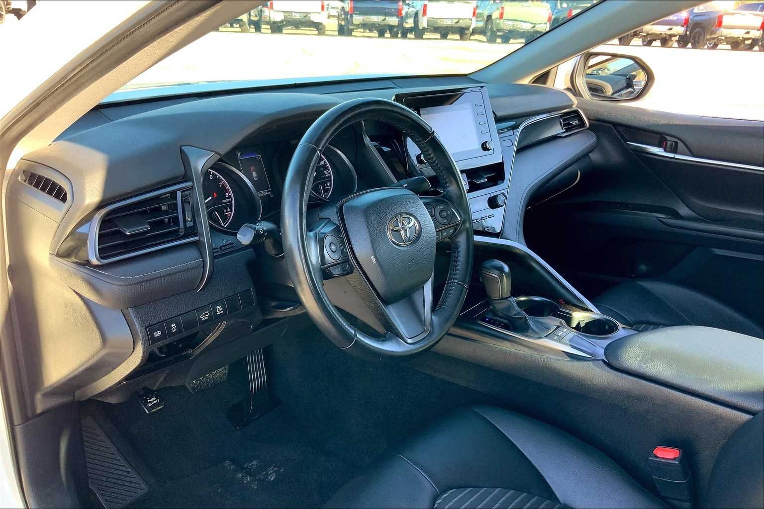 Used 2022 White Toyota SE image 17
