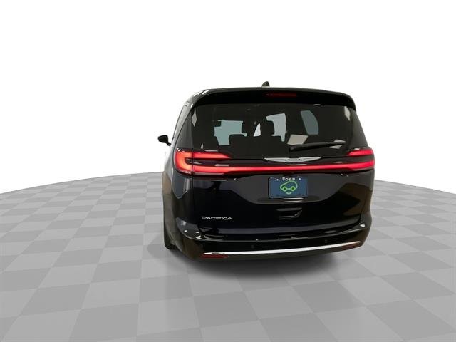 2026 Chrysler Pacifica Select, photo 8 of 12