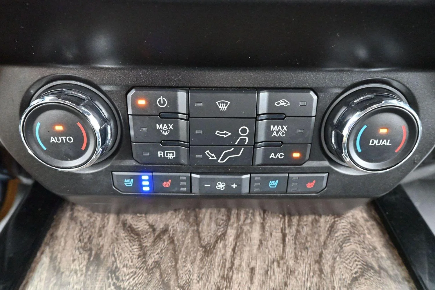 Used 2019 Agate Black Ford LARIAT image 27