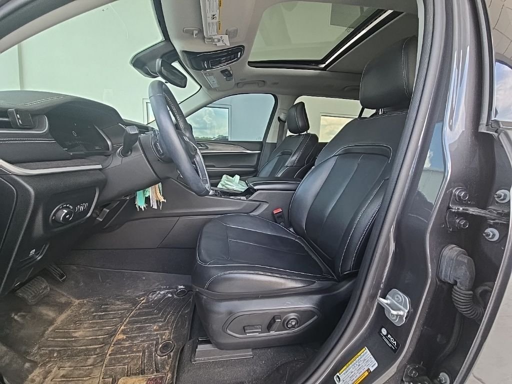 Used 2022 Gray Jeep Limited image 4