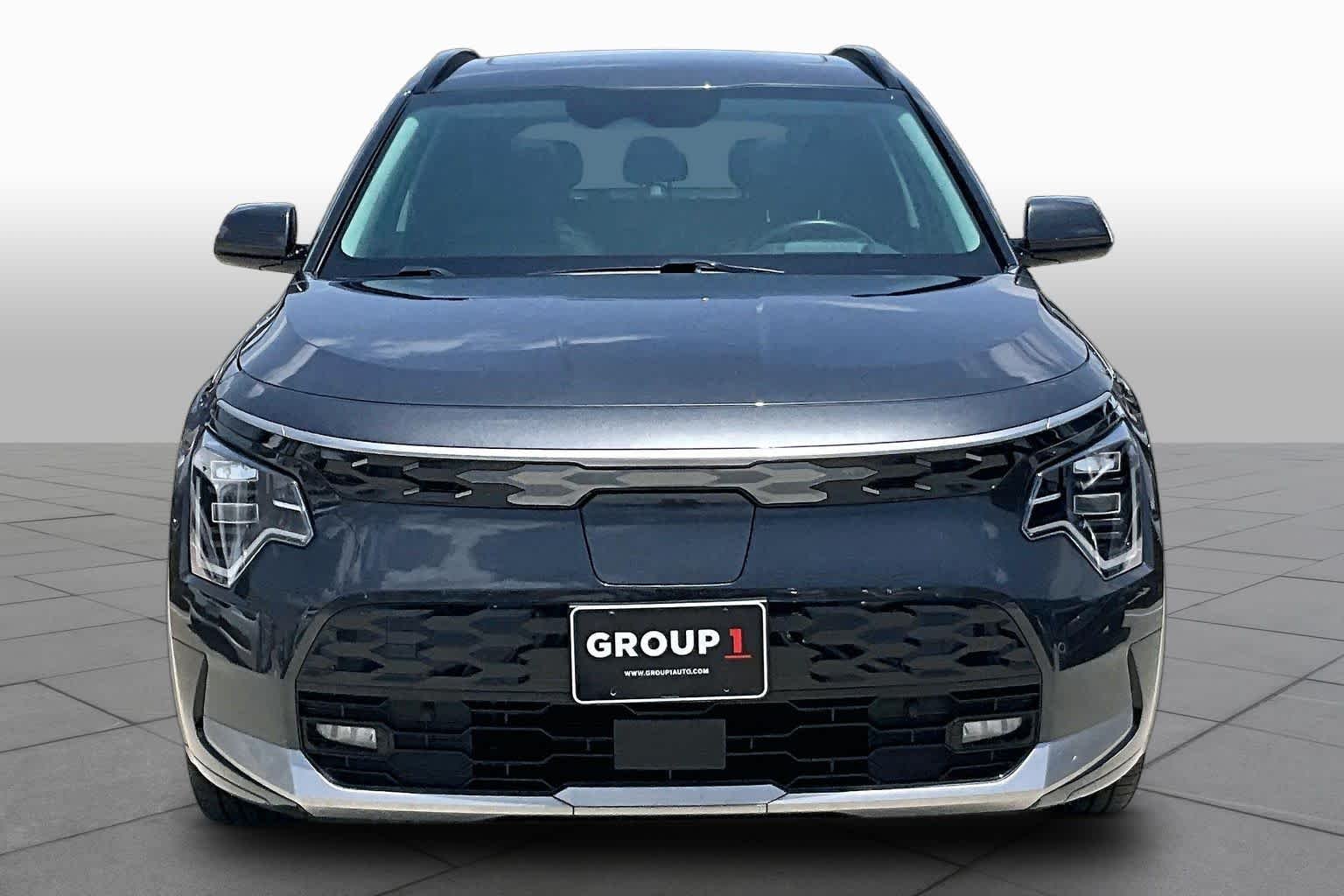 Certified Used 2023 Graphite Gray Kia Wave image 3