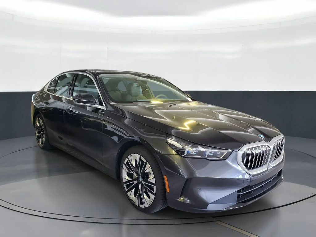 Used 2027 Dark Graphite Metallic BMW 530i image 2