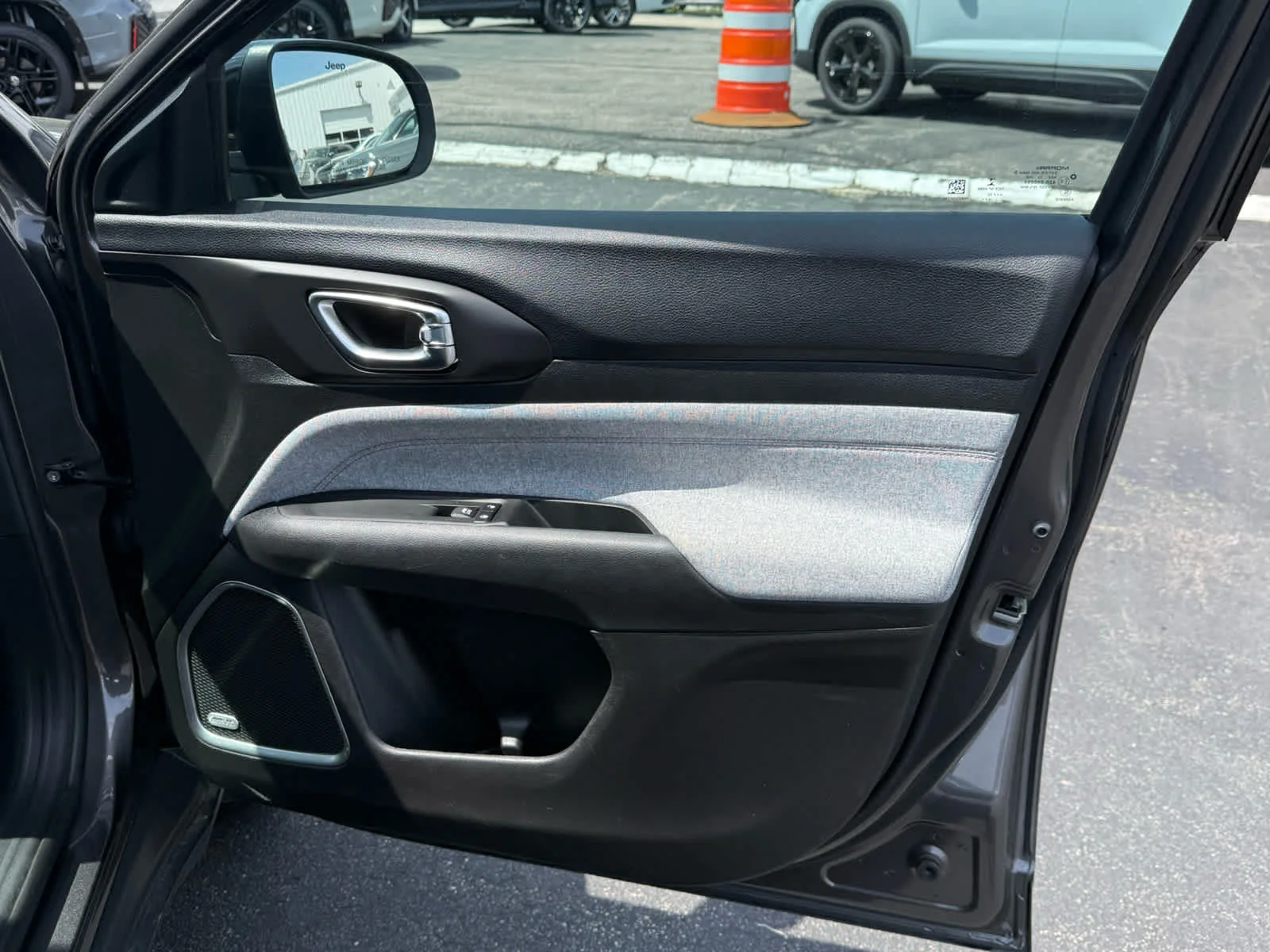 Used 2022 Granite Crystal Metallic Clearcoat Jeep Latitude Lux image 9