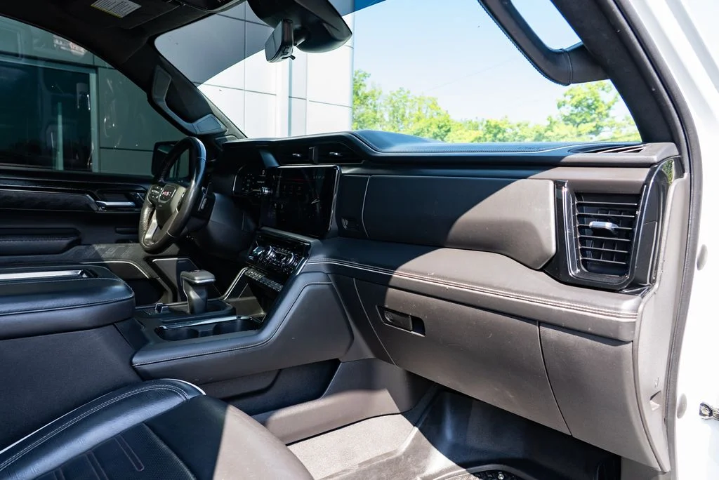 Used 2022 White GMC AT4X image 31