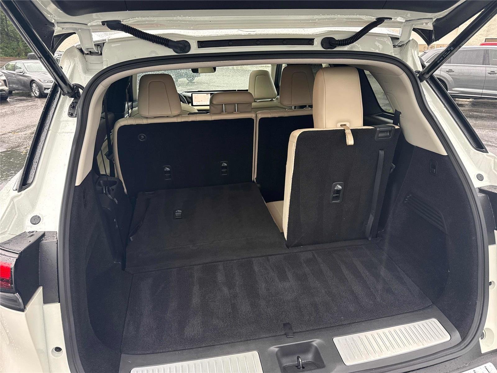 Used 2023 Majestic White INFINITI LUXE image 34