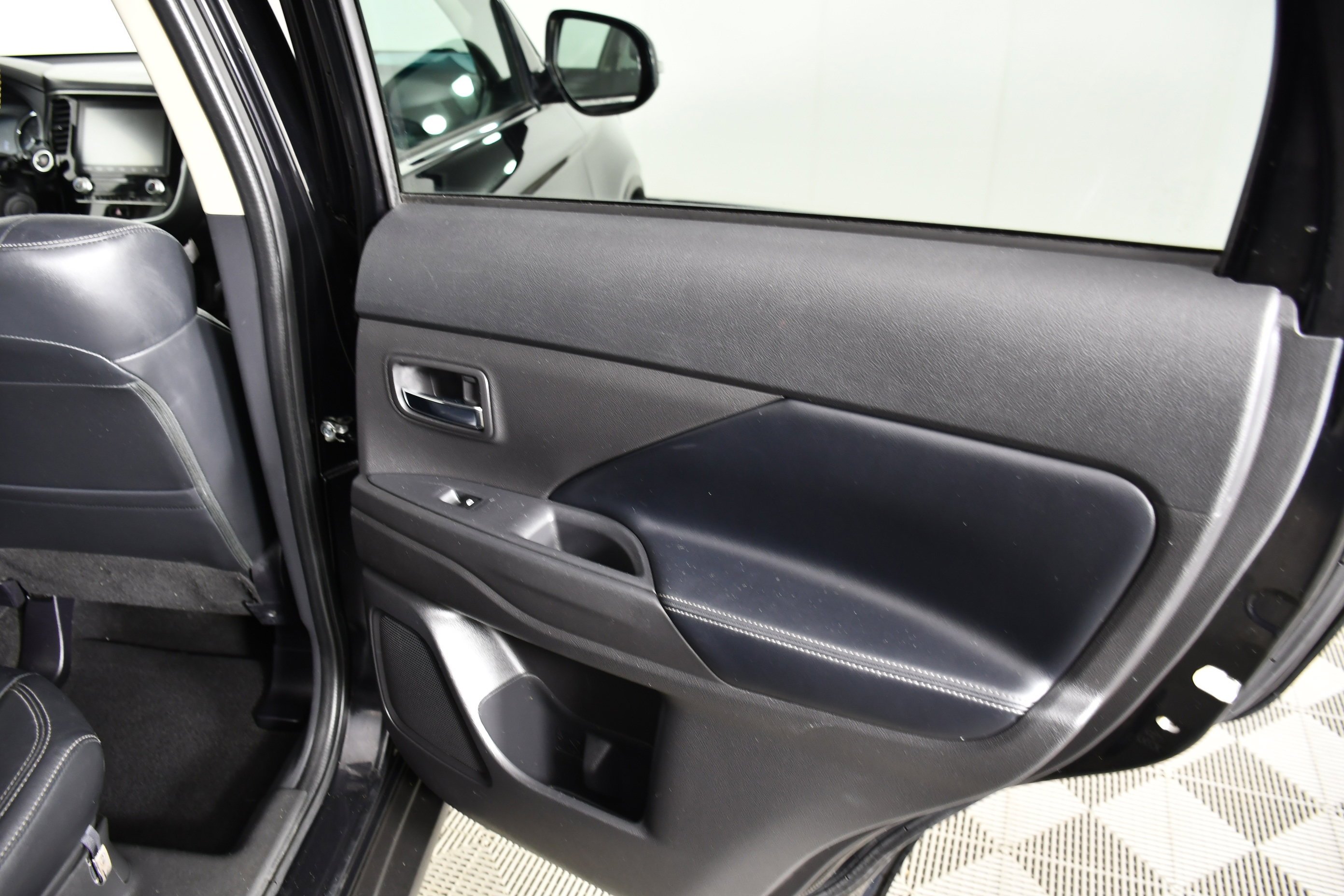 Used 2020 Labrador Black Metallic Mitsubishi SEL image 42