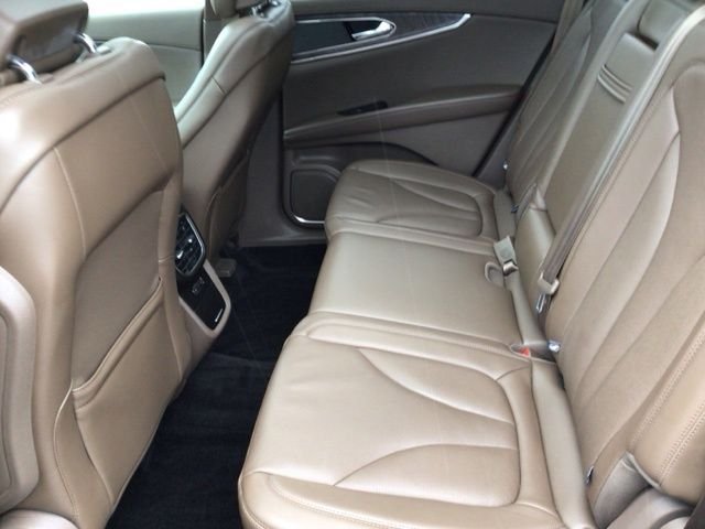 Used 2016 Platinum Dune Metallic Lincoln Reserve image 21