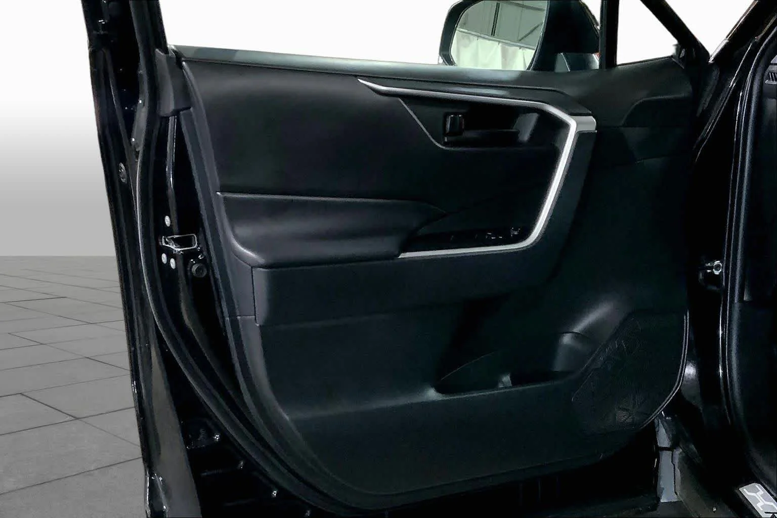 Used 2025 Midnight Black Metallic Toyota LE image 22