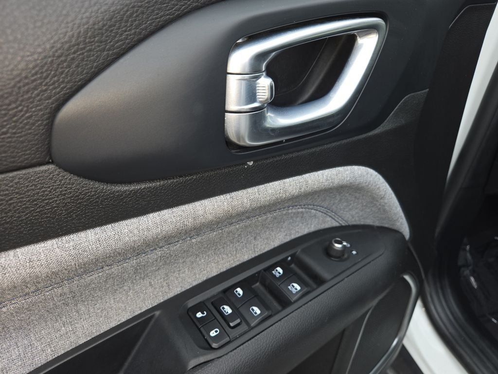 Used 2026 White Jeep Latitude image 11