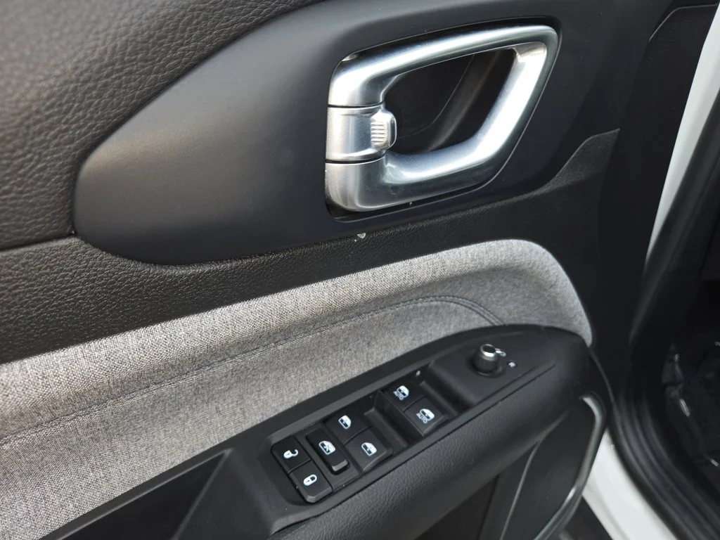 Used 2026 White Jeep Latitude image 11
