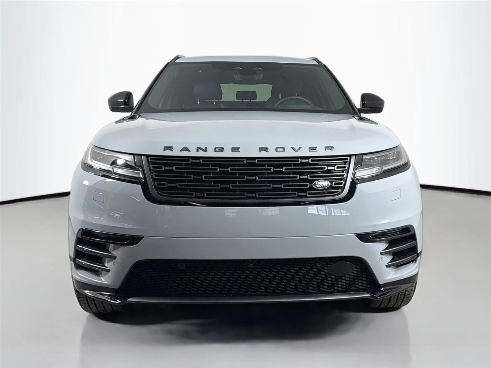 Used 2026 Arroios Grey Land Rover Dynamic SE image 2