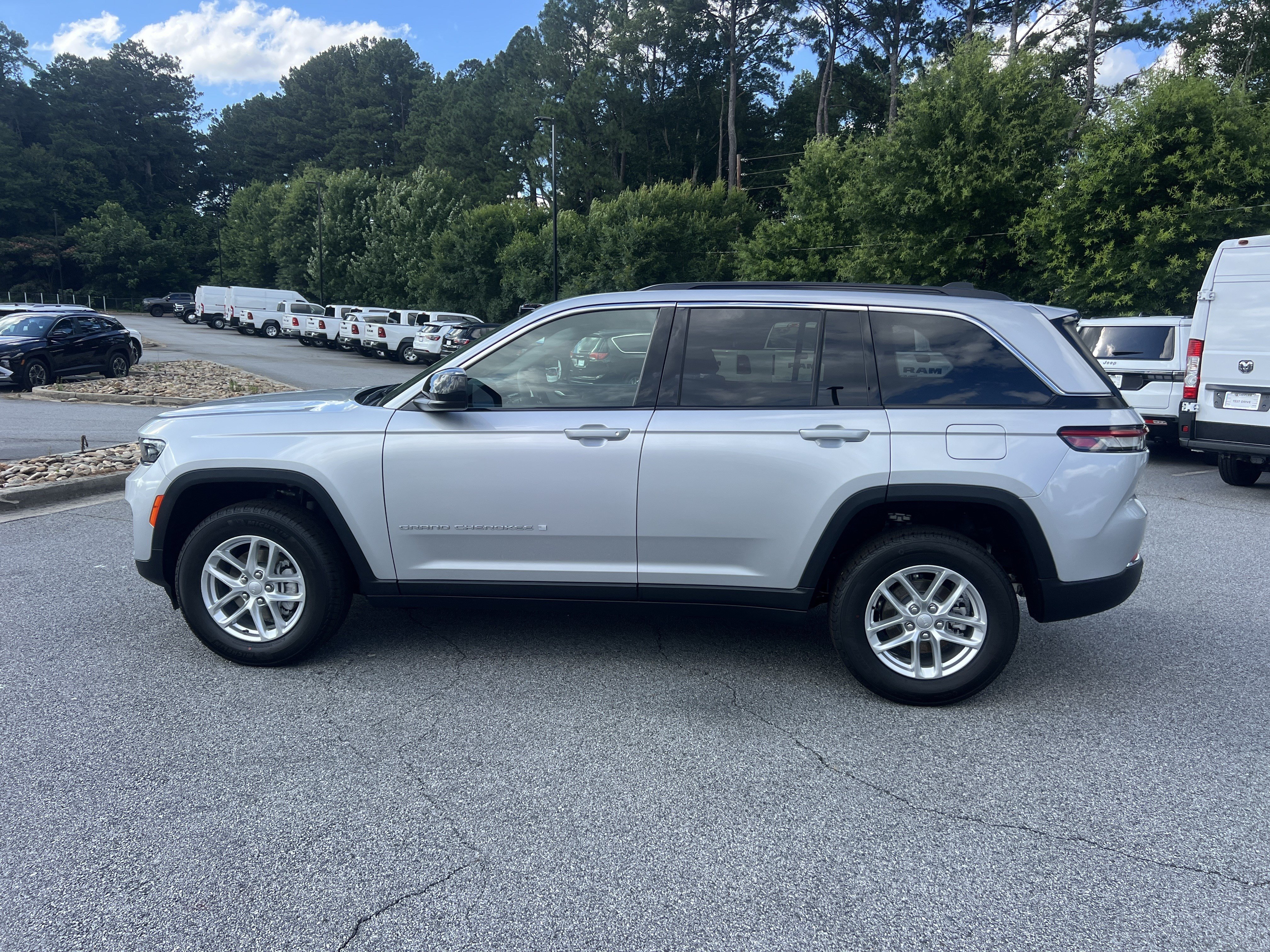 New 2026 Silver Zynith Exterior Paint Jeep Laredo image 4