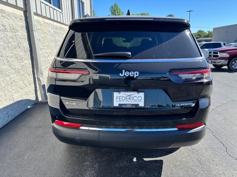 New 2026 Diamond Black Crystal Pearl-Coat Exterior Paint Jeep Laredo X 4x4 image 4