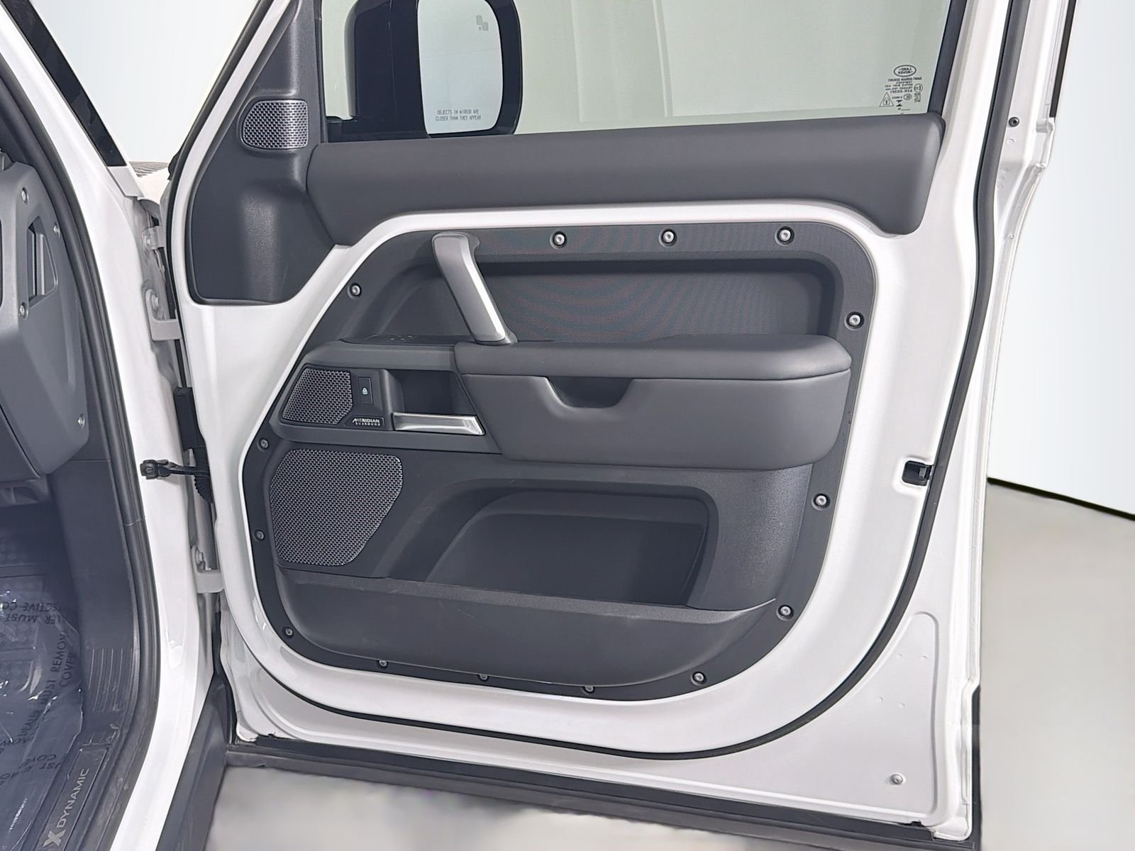 Used 2024 Fuji White Land Rover X-Dynamic SE image 32
