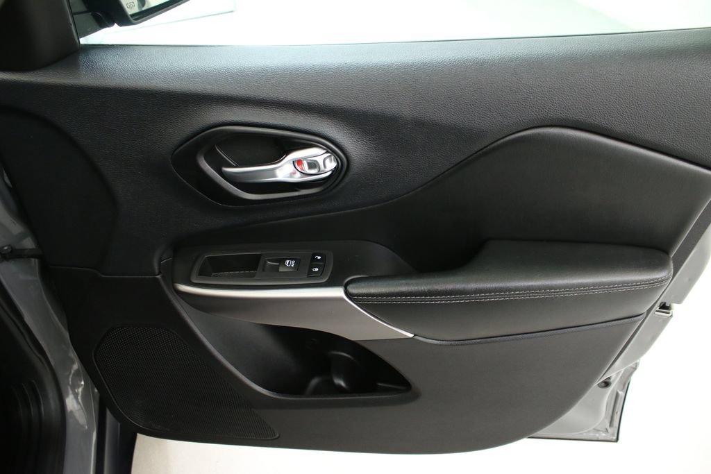 Used 2022 Gray Jeep Limited image 31