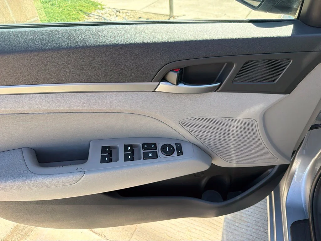 Used 2017 Gray Hyundai SE image 7
