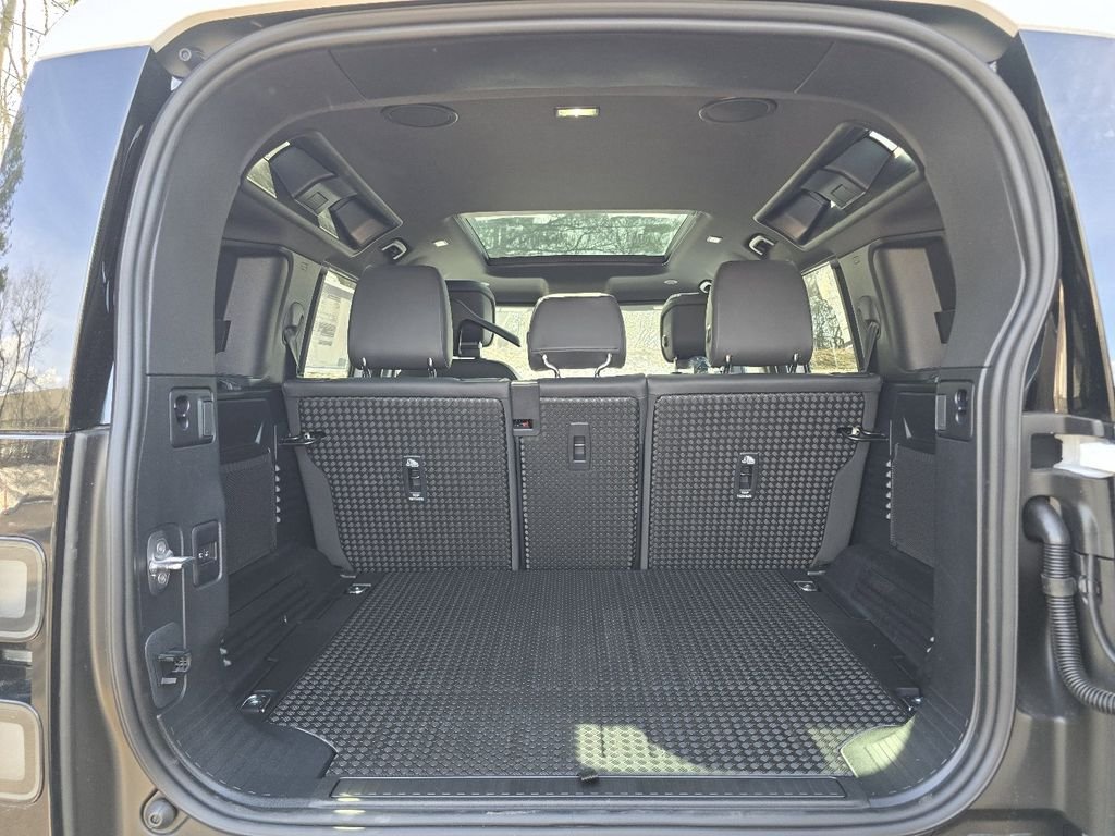 New 2026 Fuji White Land Rover X-Dynamic se image 28
