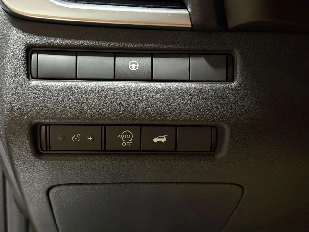 Certified Used 2023 Pearl White Tricoat/Super Black Nissan SL image 18