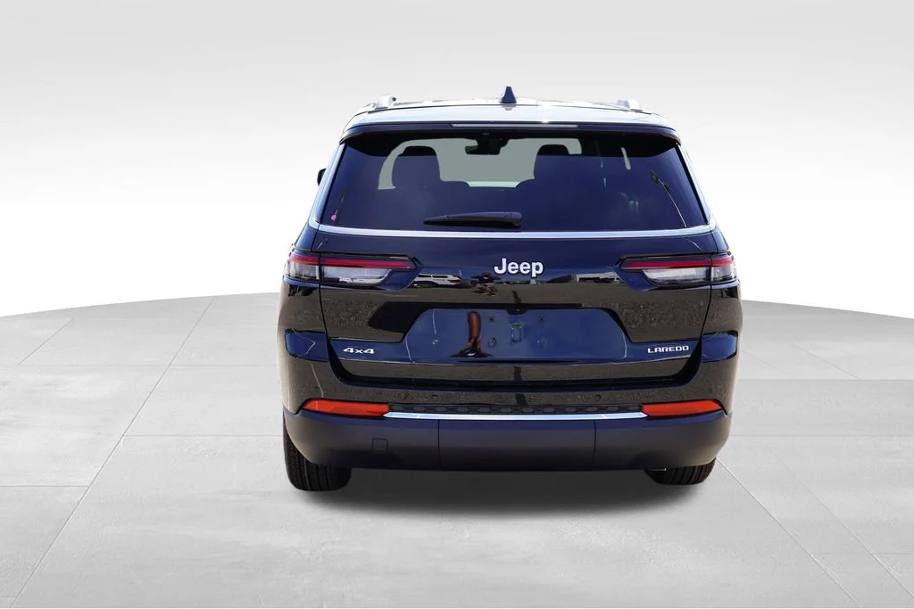 New 2026 Diamond Black Crystal Pearlcoat Jeep Laredo X image 4