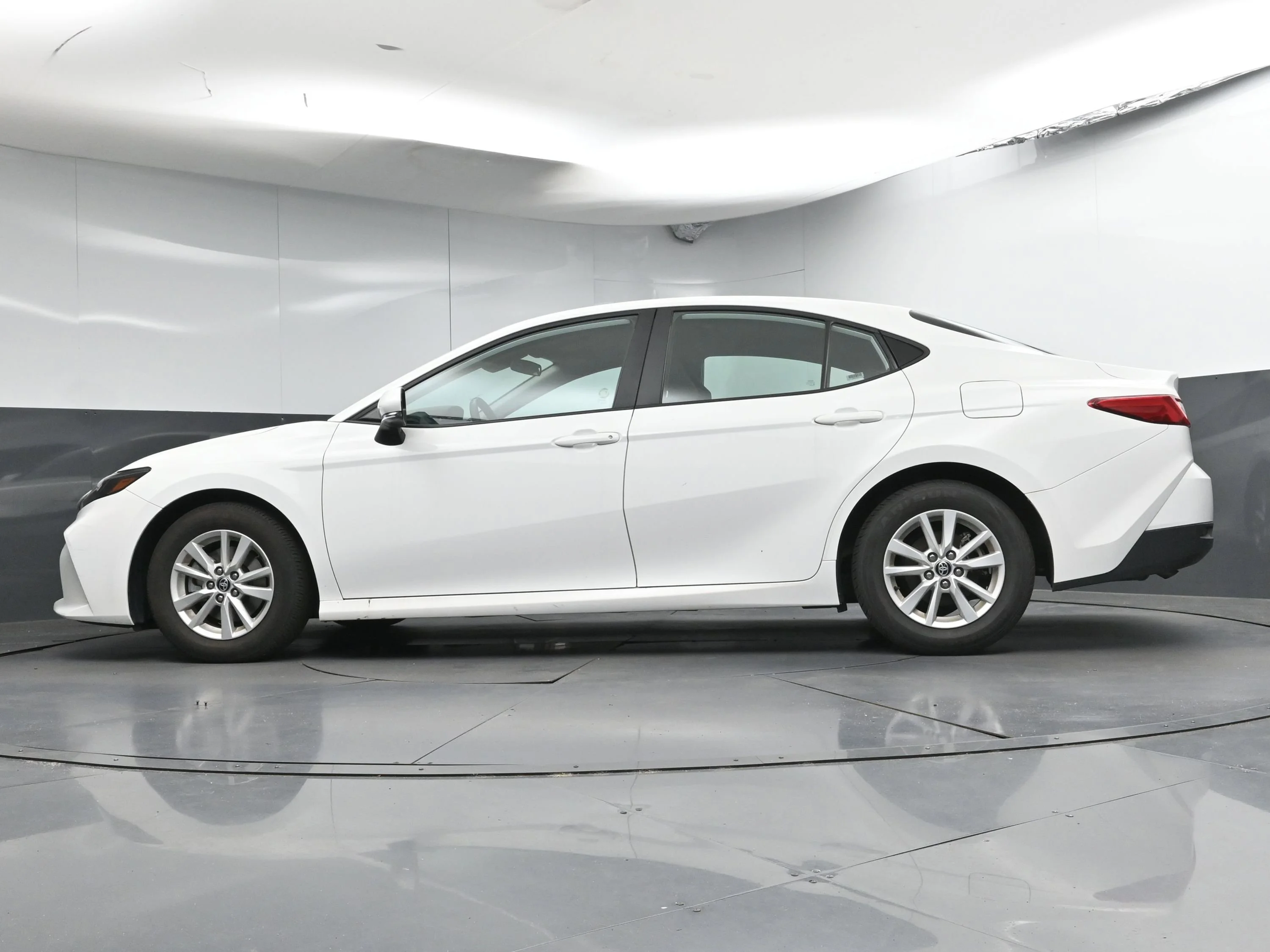 Used 2025 Ice Toyota LE image 27