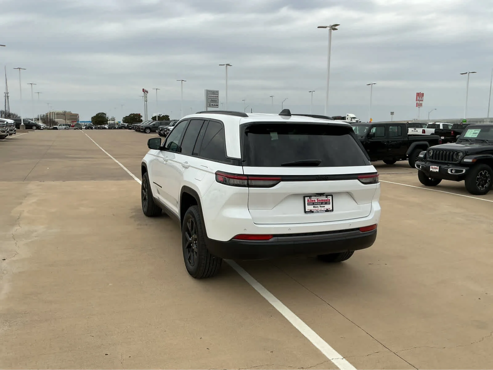 New 2026 Bright White Clear-Coat Exterior Paint Jeep Laredo Altitude image 8