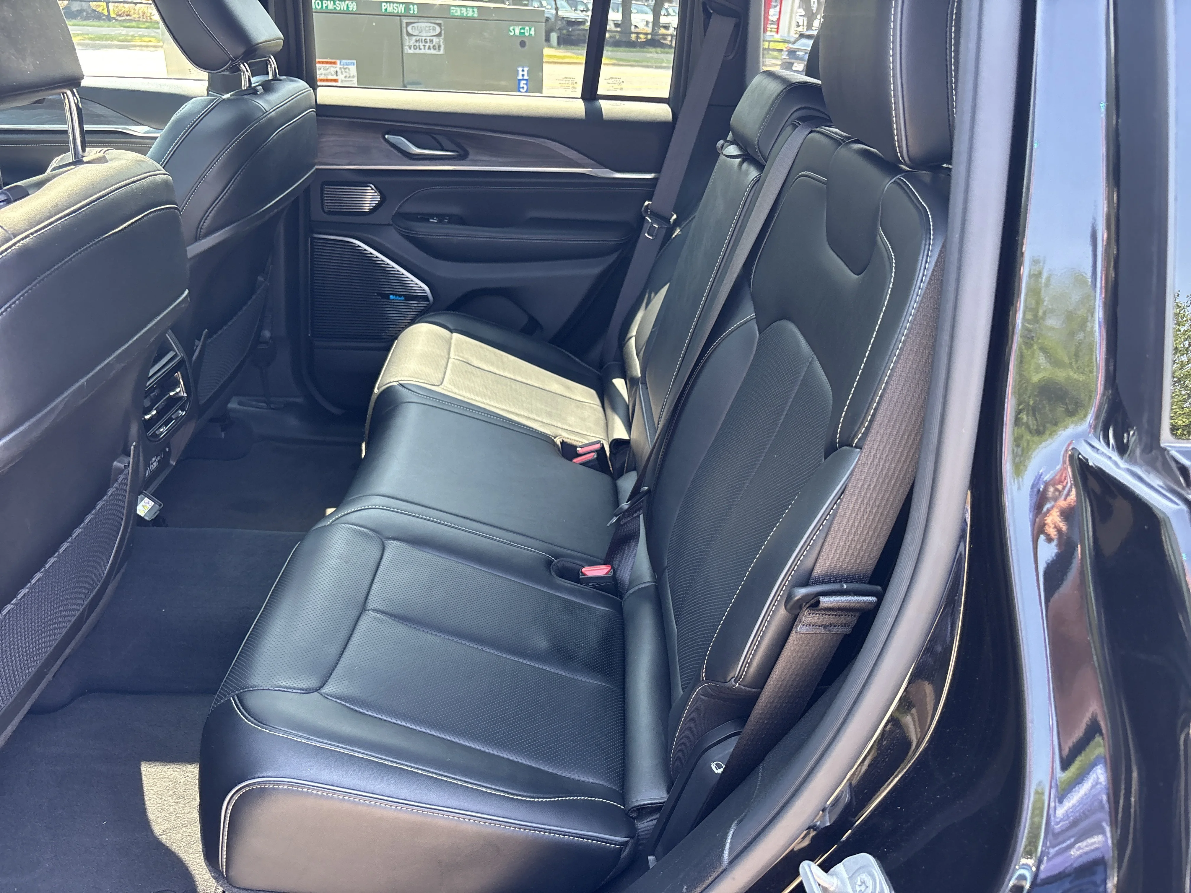 Used 2023 Diamond Black Crystal Pearlcoat Jeep Overland 4xe image 17
