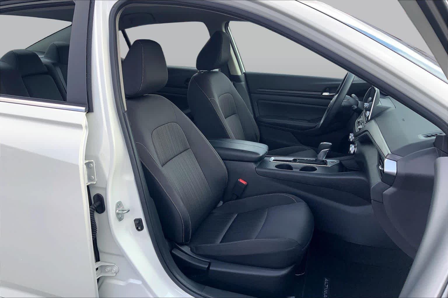 Used 2025 Glacier White Nissan SV image 9