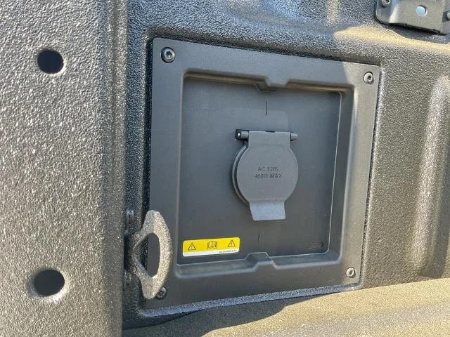 New 2025 Oxford White Ford XLT image 12