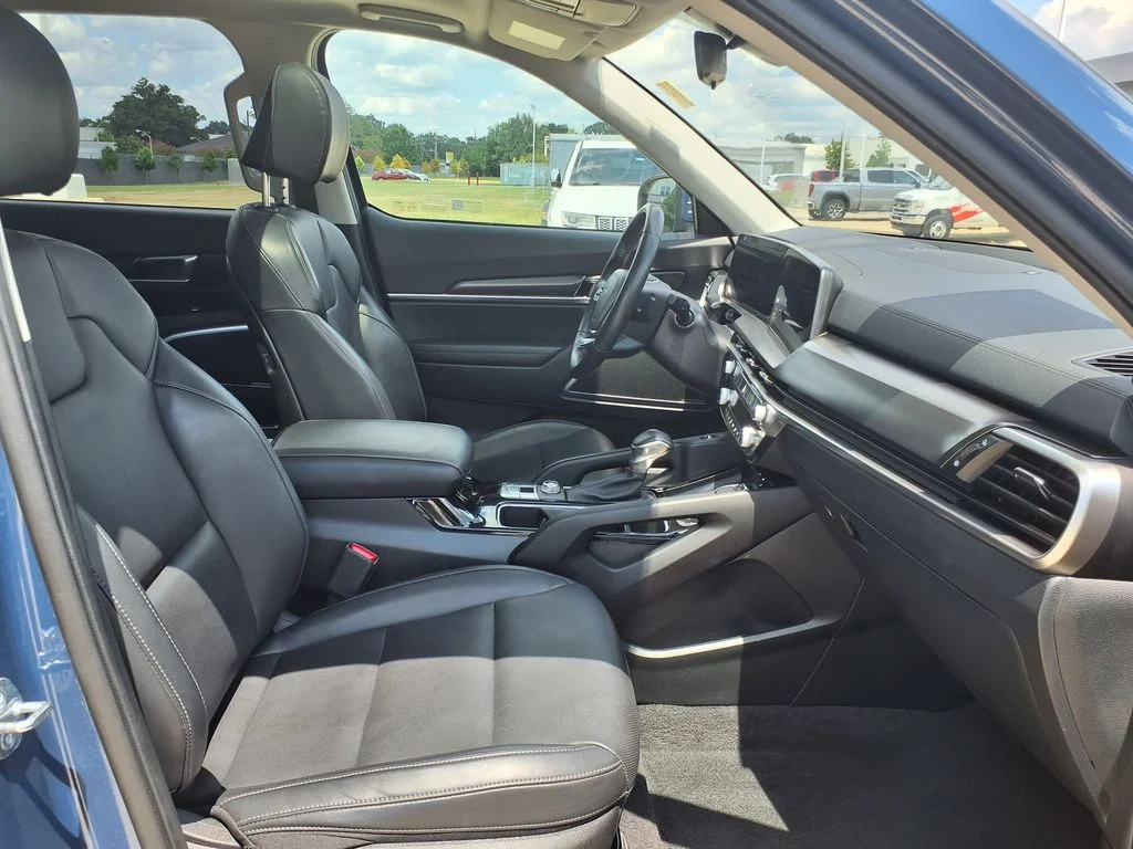 Used 2025 Black Kia S image 25