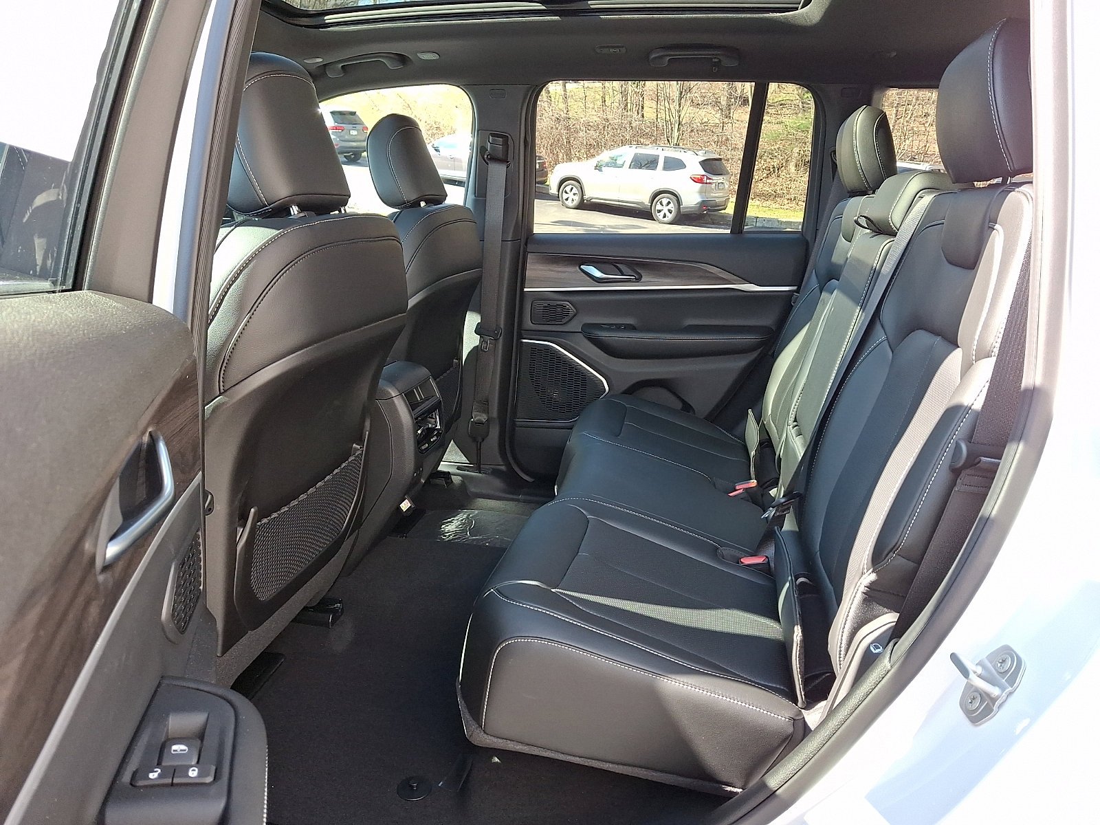 New 2026 Bright White Clear-Coat Exterior Paint Jeep Limited image 6