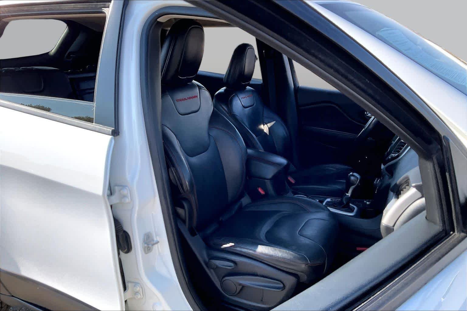 Used 2016 Bright White Clearcoat Jeep Trailhawk image 9