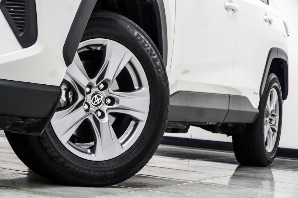 Used 2025 White Toyota XLE image 7
