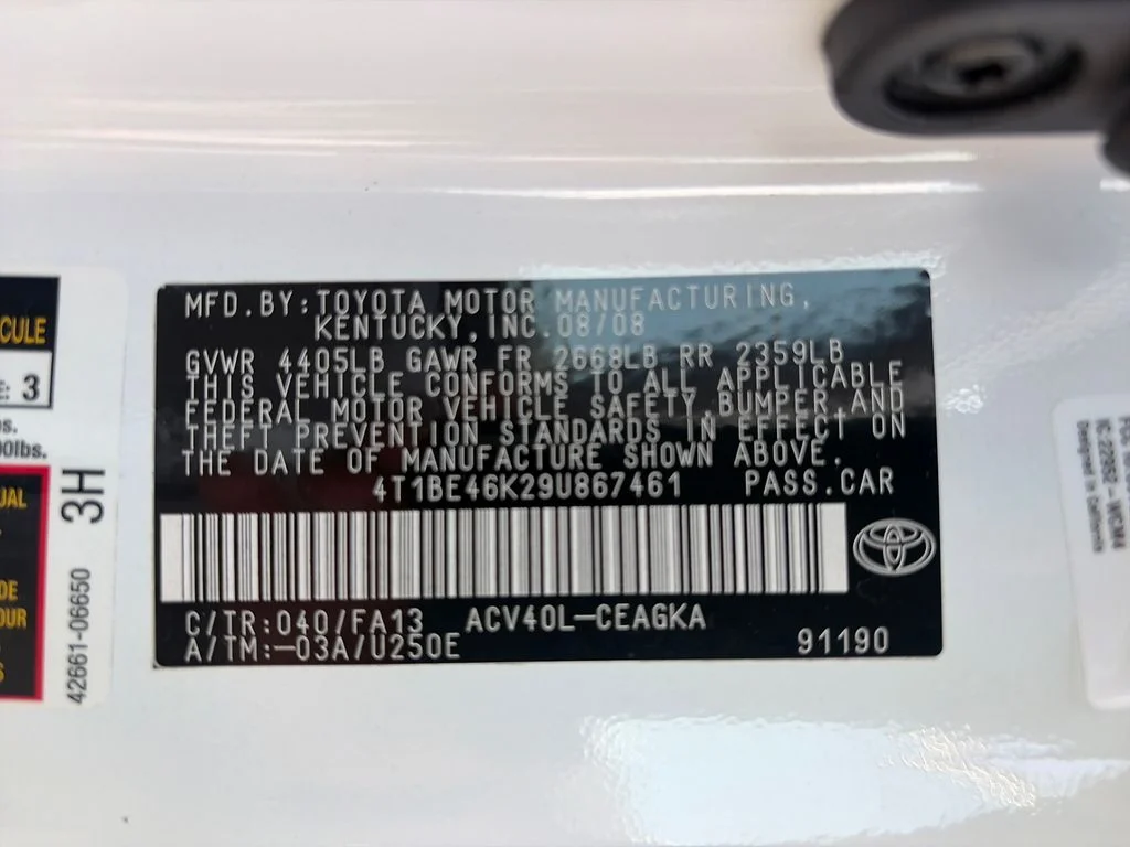 Used 2009 White Toyota XLE image 28