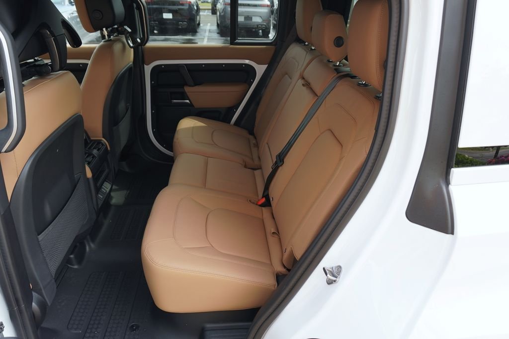 New 2026 Fuji White Land Rover X-Dynamic SE image 28