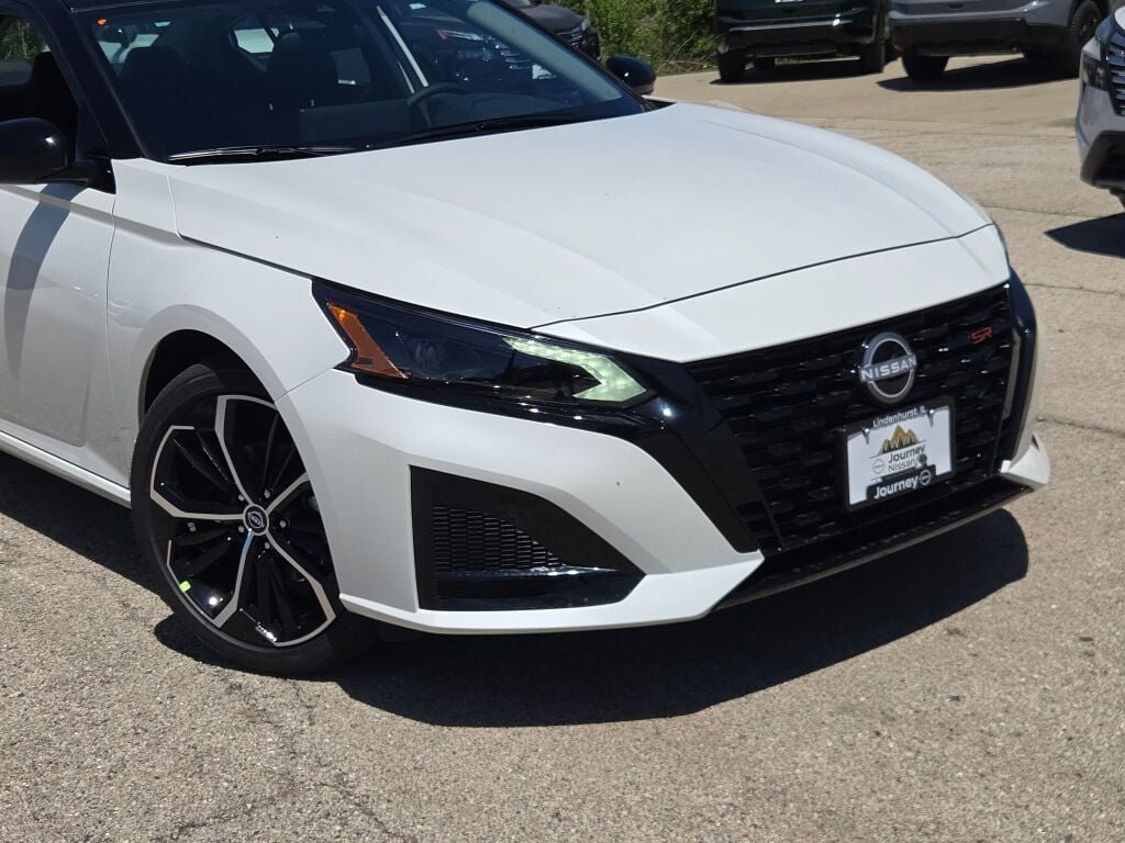 New 2026 Pearl White TriCoat / Super Black Two-tone Nissan SR image 2