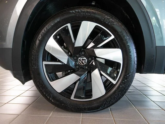 Used 2024 Gray Volkswagen 2.0T SE w/Technology image 9