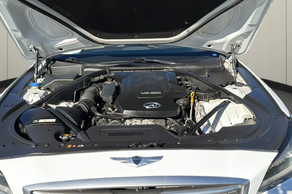 Used 2015 White Hyundai 3.8 image 9