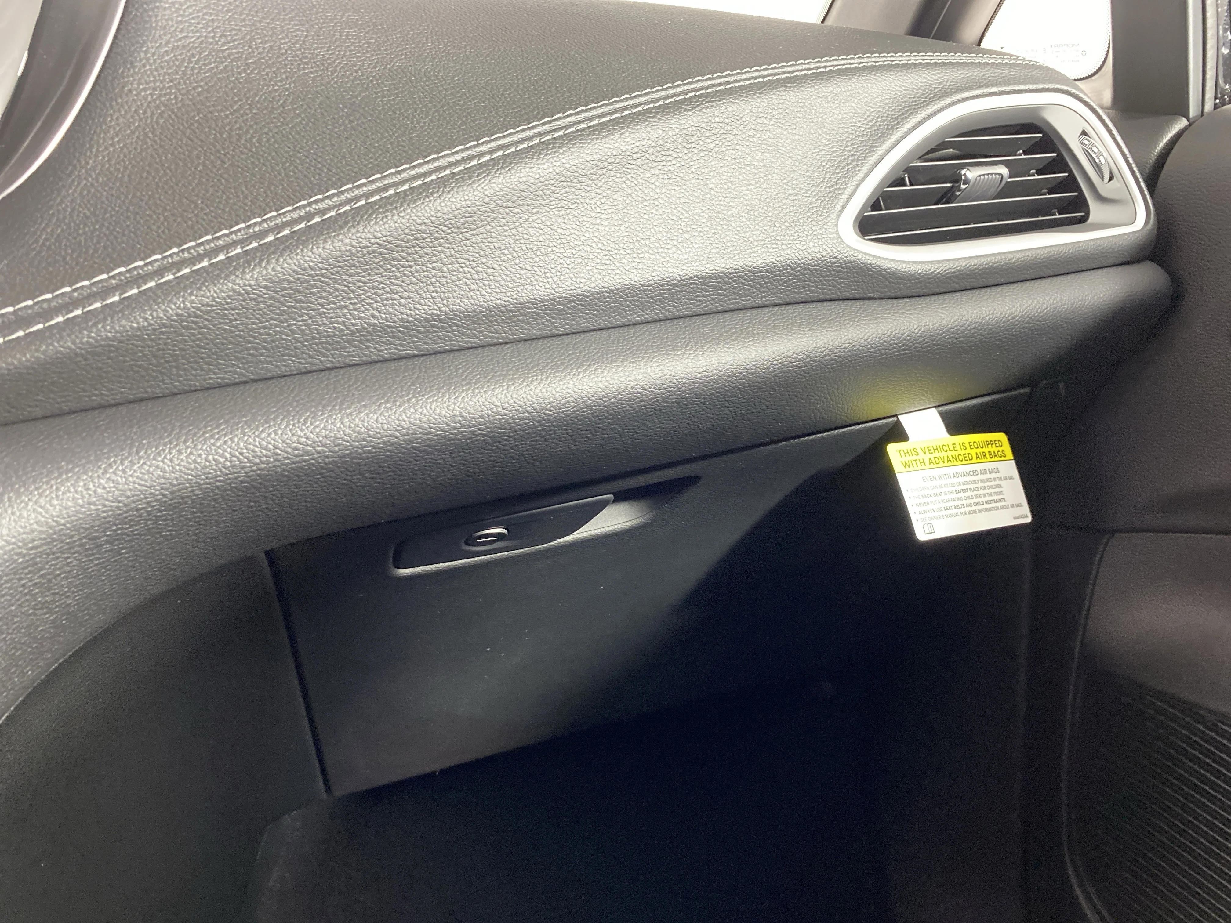 New 2026 Diamond Black Crystal Pearl-Coat Exterior Paint Chrysler Select image 28