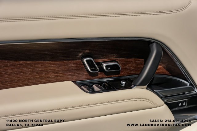 Used 2024  Land Rover SE image 45