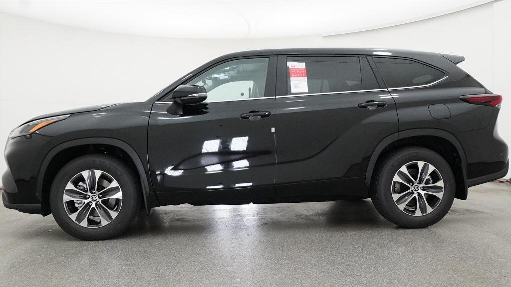New 2026 Midnight Black Metallic Toyota XLE image 2
