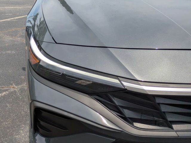 Used 2025 Gray Hyundai SEL Sport image 10