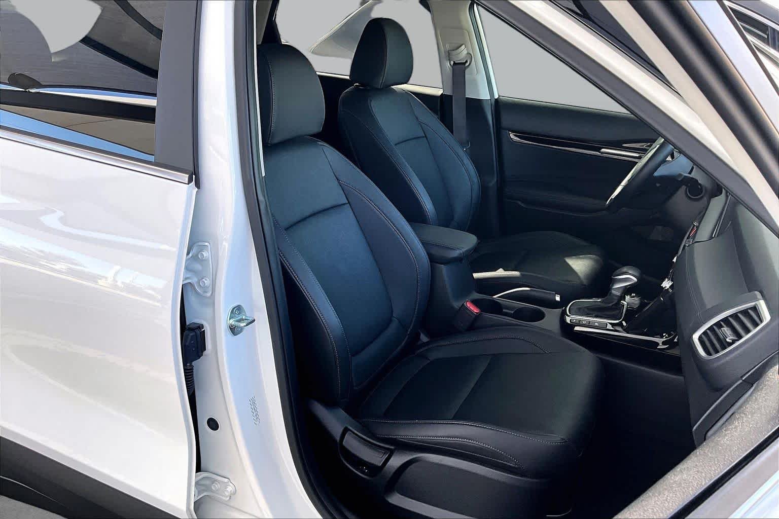 Used 2026 Snow White Pearl Kia EX image 9